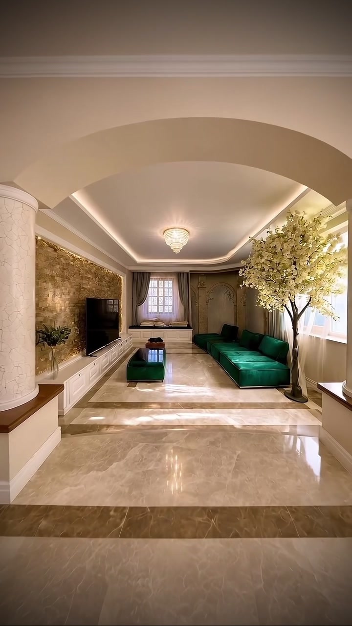 Salon luminos cu coloane, finisaje din piatră și zonă de relaxare