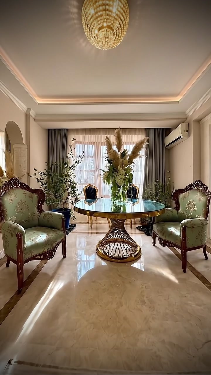 Dining elegant cu masă generoasă și candelabre
