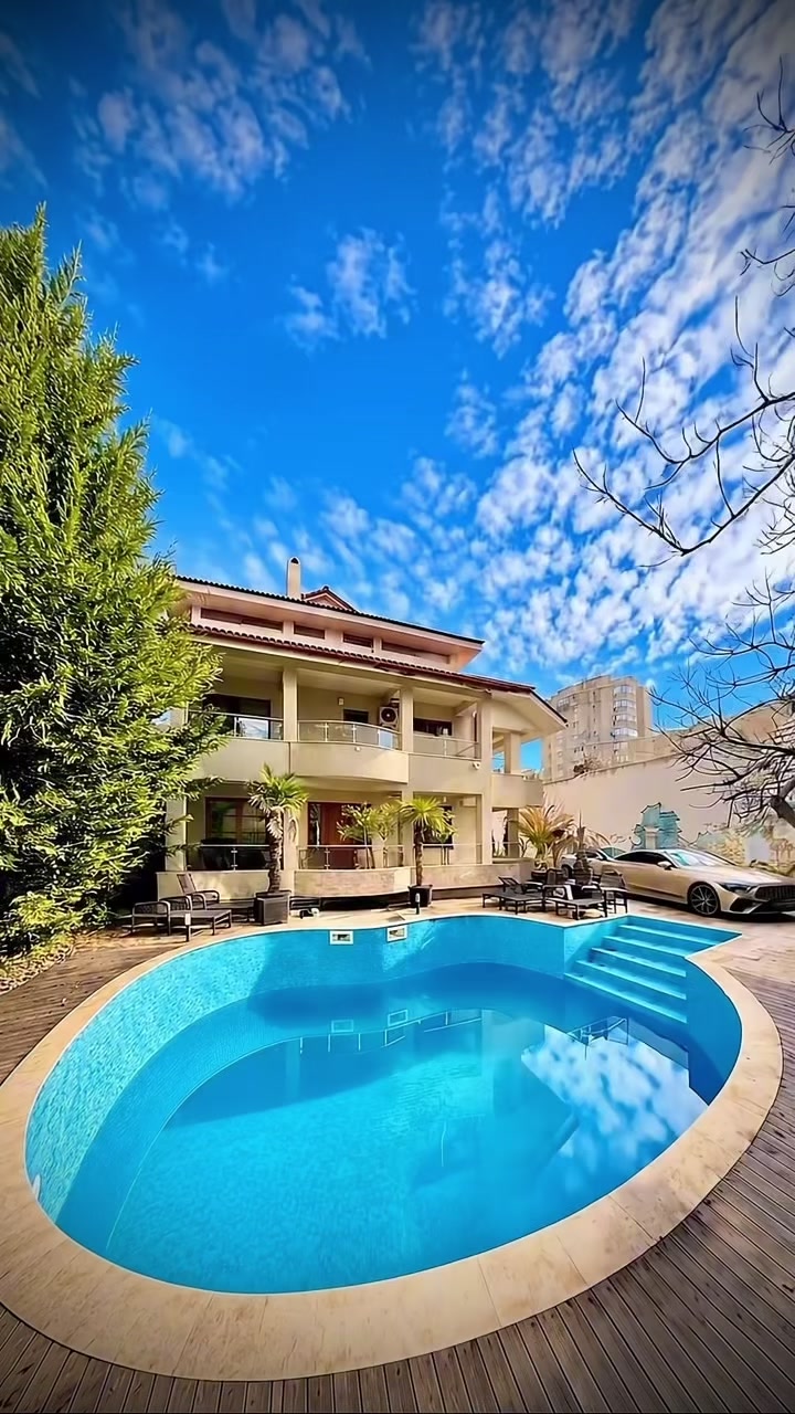 Piscina exterioară și terasa vilei